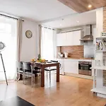 Avenue De Mars 2Br